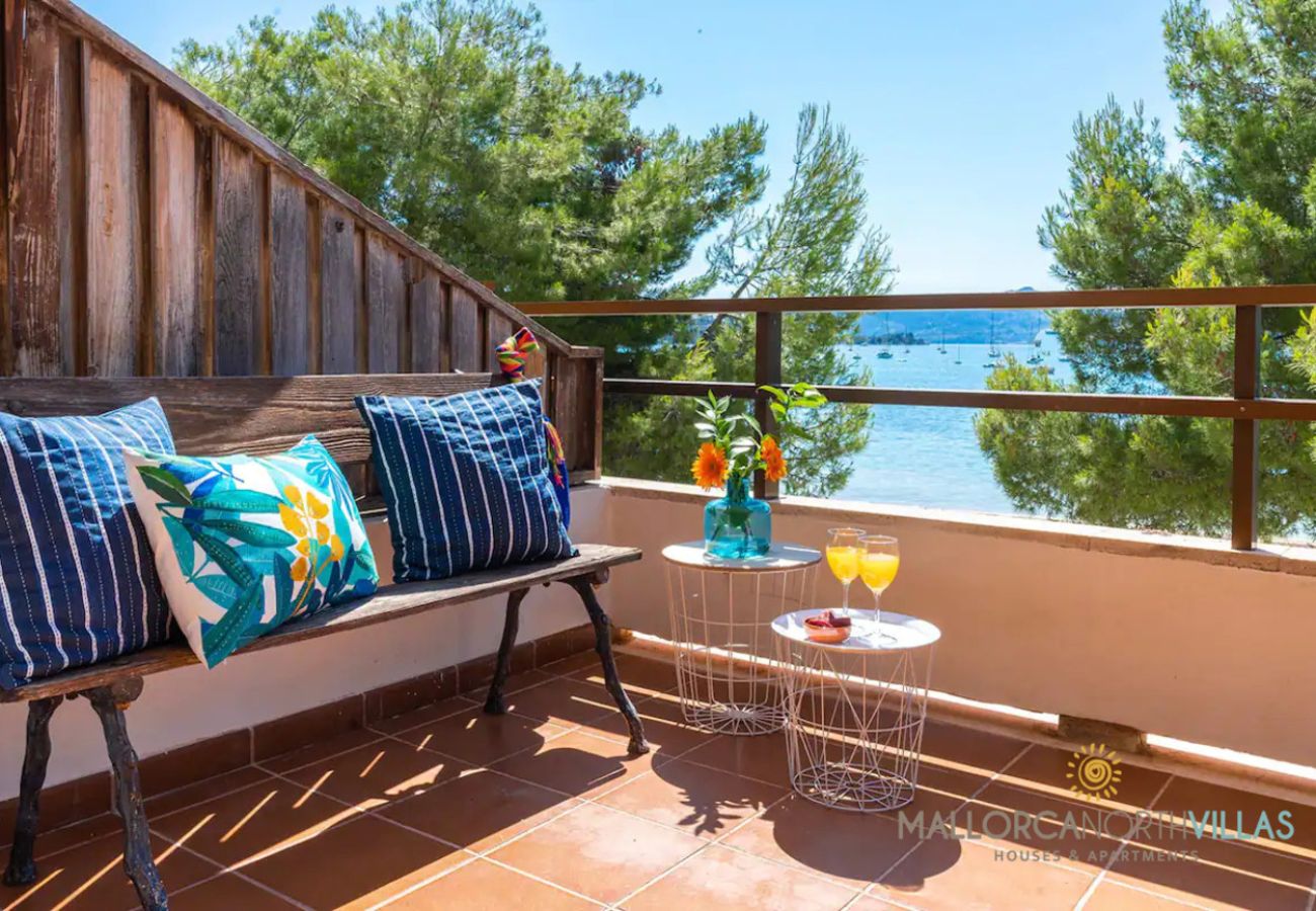 Chill-out-Terrasse – Puerto de Pollensa Mallorca Chill-out-Terrasse mit Bank und Meerblick in Puerto de Pollensa, Mallorca, in der Ferienwohnung Bel by Mallorca North Villas