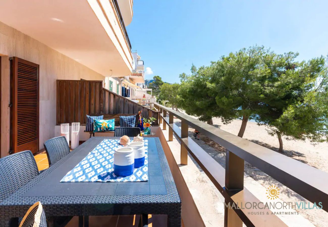 Terrasse am Meer – Puerto de Pollensa Mallorca Terrasse mit Tisch und Stühlen am Meer in Puerto de Pollensa, Mallorca, in der Ferienwohnung Bel by Mallorca North Villas