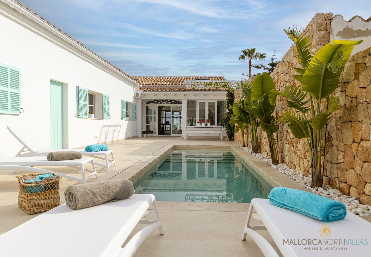 Privater Pool mit Sonnenliegen in der Villa Veles Dos