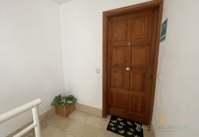 Eingang der Wohnung mit Tür und Zugangsbereich. Eingang der Wohnung mit Tür und Zugangsbereich.