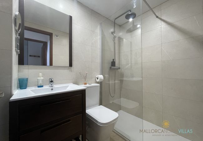 Modernes Badezimmer mit Glasdusche in Mallorca North Villas Modernes Badezimmer mit Glasdusche, Toilette und Waschtisch in einer Immobilie von Mallorca North Villas.