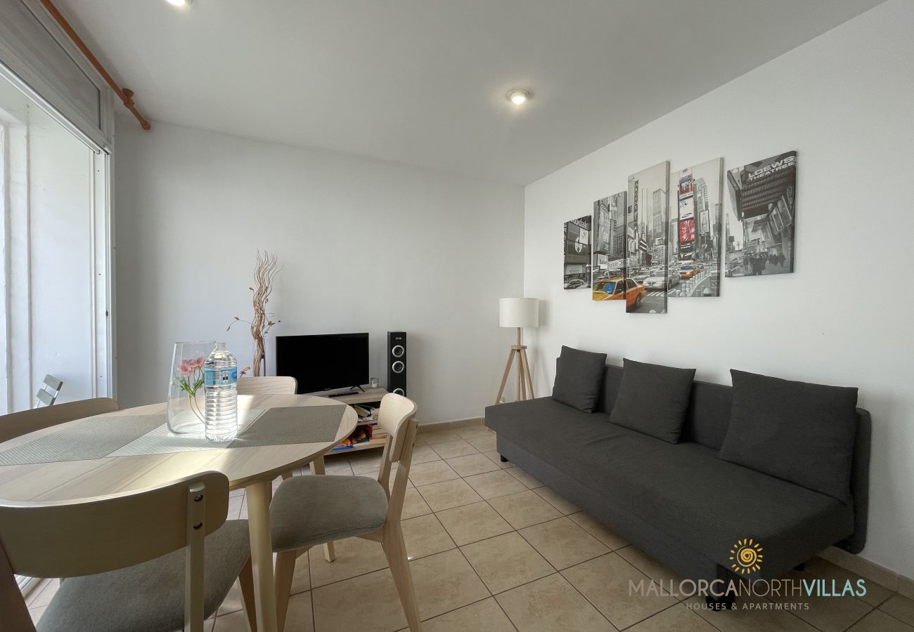 Helles und modernes Wohn-Esszimmer mit Sofa und TV. Modernes Wohn-Esszimmer mit Sofa und TV in einem hellen Raum.