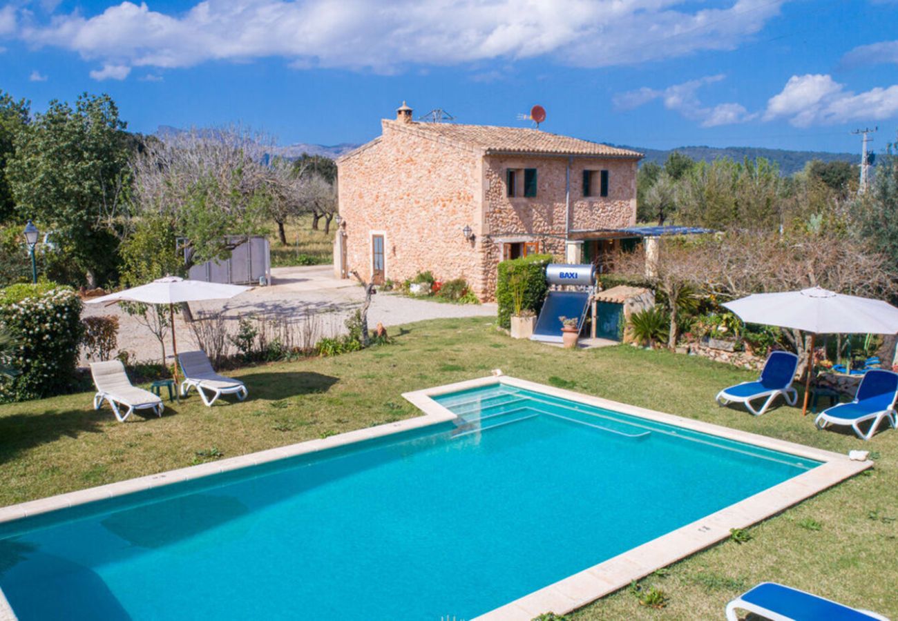Villa Sa Mata mit privatem Swimmingpool und Garten in Naturlage