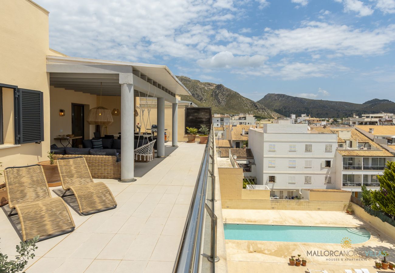 Spacious terrace with sunbeds, lounge area and views of Port de Pollença