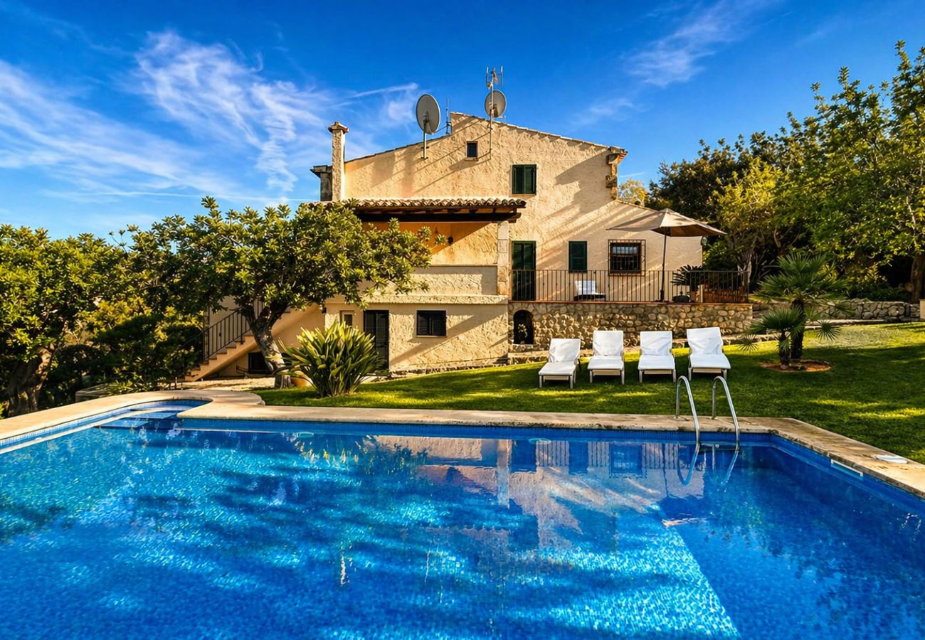 Traditional finca in Pollensa with private pool, garden, terrace and sun loungers